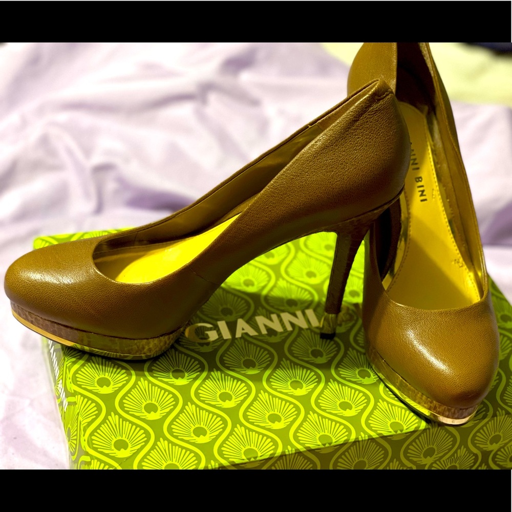 Gianni Bini Leather pump